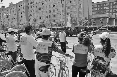 市民自發(fā)呼吁：請(qǐng)愛護(hù)公共自行車。王殿杰攝