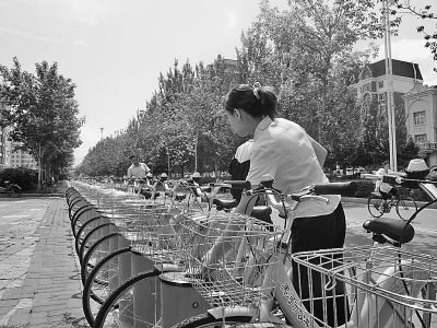 市民刷卡取車。本報(bào)記者